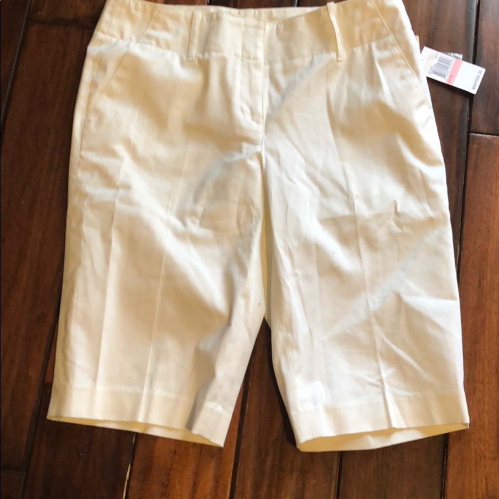 White walking short